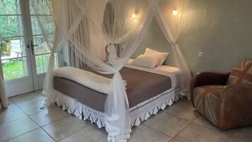 Habitación con 1 cama doble o 2 individuales, patio, vistas a la piscina | Ropa de cama de alta calidad y decoración individual