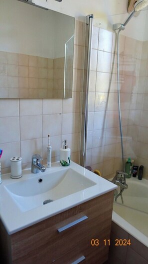 Haartrockner, Handtücher, Toilettenpapier