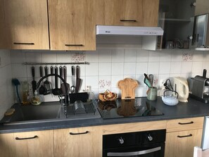 Mikrovågsugn, ugn, spishäll och diskmaskin