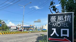Segnaletica motel con una freccia direzionale.