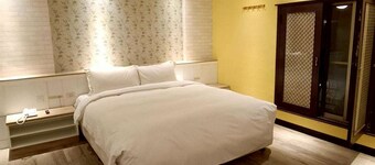 Eiffel Motel