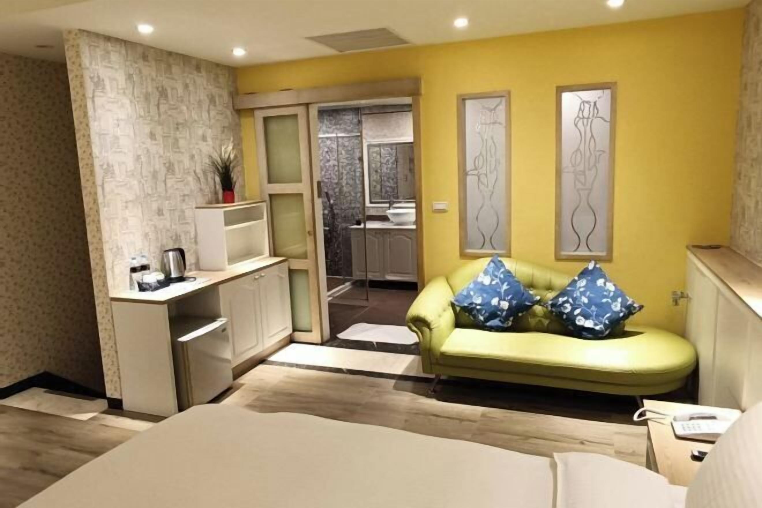 Desk, laptop workspace, free WiFi