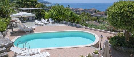 Een seizoensgebonden buitenzwembad