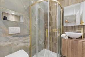 Douche, sèche-cheveux, serviettes fournies, papier toilette