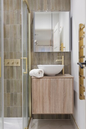 Dusche, Haartrockner, Handtücher, Toilettenpapier
