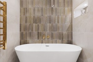 Een douche, een haardroger, handdoeken, toiletpapier