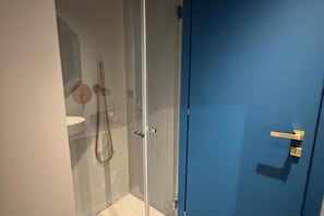 Douche, sèche-cheveux, bidet, serviettes fournies