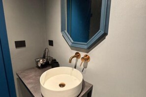 Douche, sèche-cheveux, bidet, serviettes fournies
