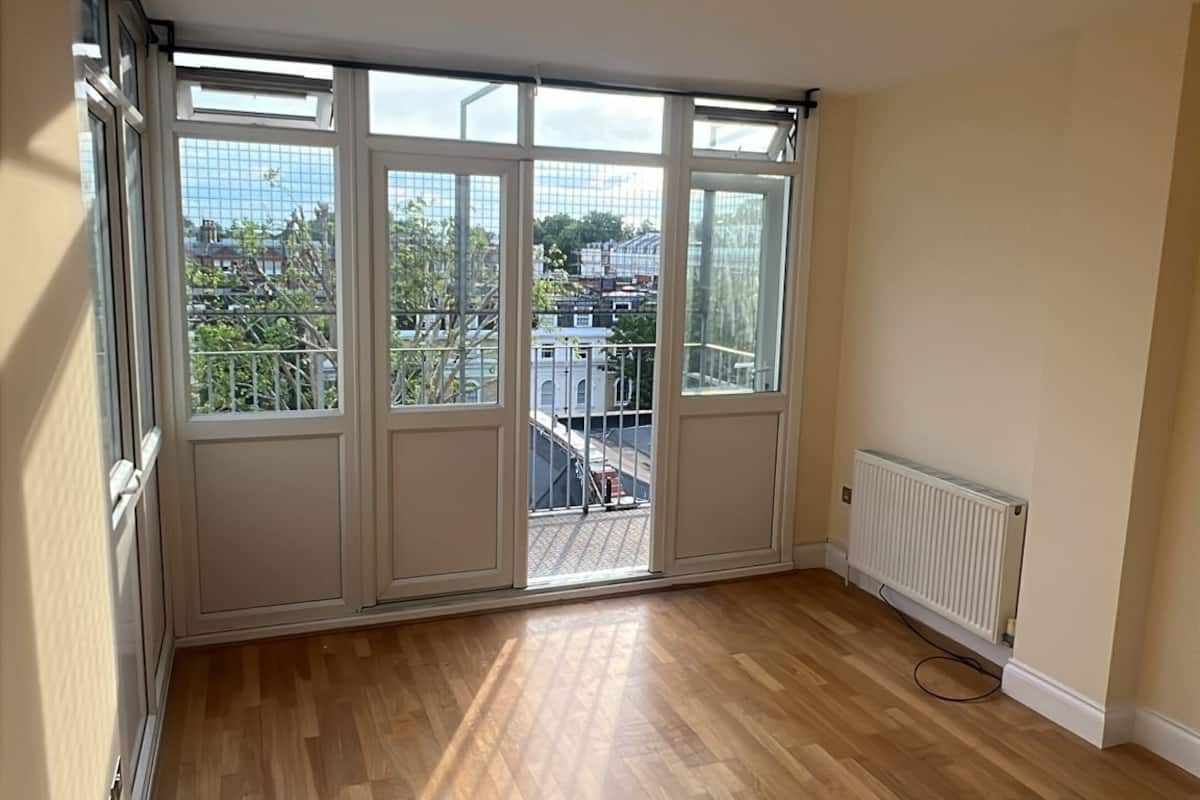 Estudio superior, baño privado, vista a la ciudad | Tabla de planchar con plancha y wifi gratis