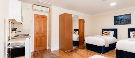 Studio, Private Bathroom | Iron/ironing board, free WiFi