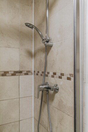 Studio, Private Bathroom | Bathroom | Shower, hair dryer, towels, soap - Warm Apartments in Queensway (London)