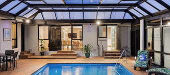The Pool House - Heated Indoor Pool & BBQ Area