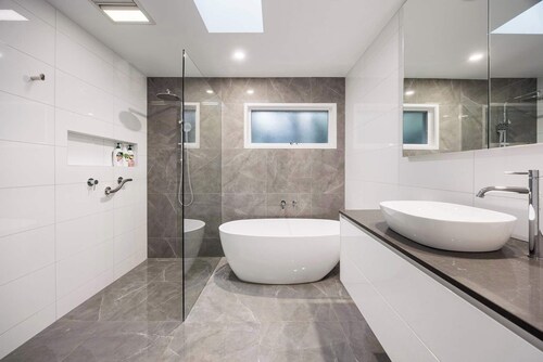The Pool House - Heated Indoor Pool & BBQ Area