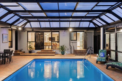 The Pool House - Heated Indoor Pool & BBQ Area