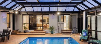 The Pool House - Heated Indoor Pool & BBQ Area