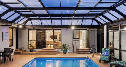 The Pool House - Heated Indoor Pool & BBQ Area