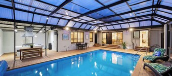The Pool House - Heated Indoor Pool & BBQ Area