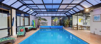 The Pool House - Heated Indoor Pool & BBQ Area