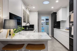 Refrigerador, microondas, horno y parrilla de estufa