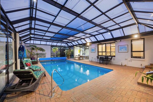 The Pool House - Heated Indoor Pool & BBQ Area