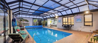 The Pool House - Heated Indoor Pool & BBQ Area