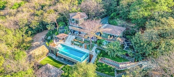 Stunning Villa w/ Infinity Pool, Hot Tub, Entertainment Rooms & Beach Club Access