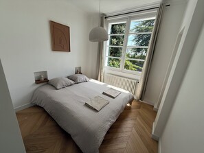 5 slaapkamers, een strijkplank/strijkijzer, wifi, beddengoed