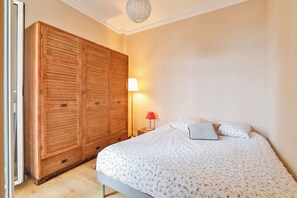1 slaapkamer, een strijkplank/strijkijzer, wifi, beddengoed