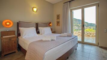 3 bedrooms, desk, iron/ironing board, travel crib