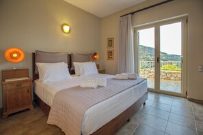 3 habitaciones, escritorio y tabla de planchar con plancha 