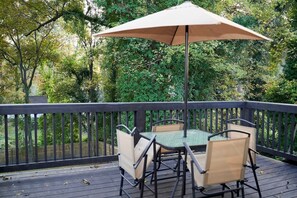 Outdoor dining - This house is a 3 bedroom(s), 3 bathrooms, located in Atlanta, GA. (Atlanta)