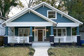 Exterior - This house is a 3 bedroom(s), 3 bathrooms, located in Atlanta, GA. (Atlanta)