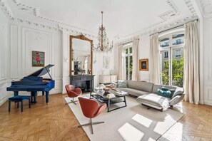 Smart TV, DVD player, books, stereo