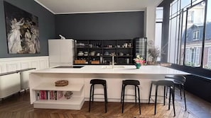 Fridge, microwave, oven, dishwasher