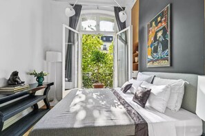 5 chambres, coffres-forts dans les chambres, bureau