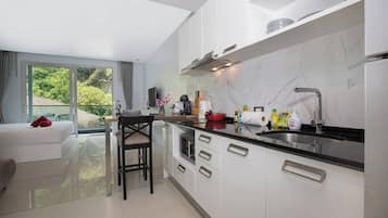 Departamento exclusivo, balcón, vista a la alberca | Cocina privada | Tetera eléctrica