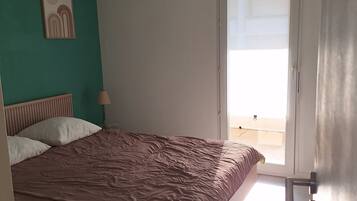 1 slaapkamer, een strijkplank/strijkijzer