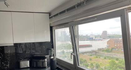 Modern River-View Flat | Walk to O2, Elizabeth Line & Greenwich