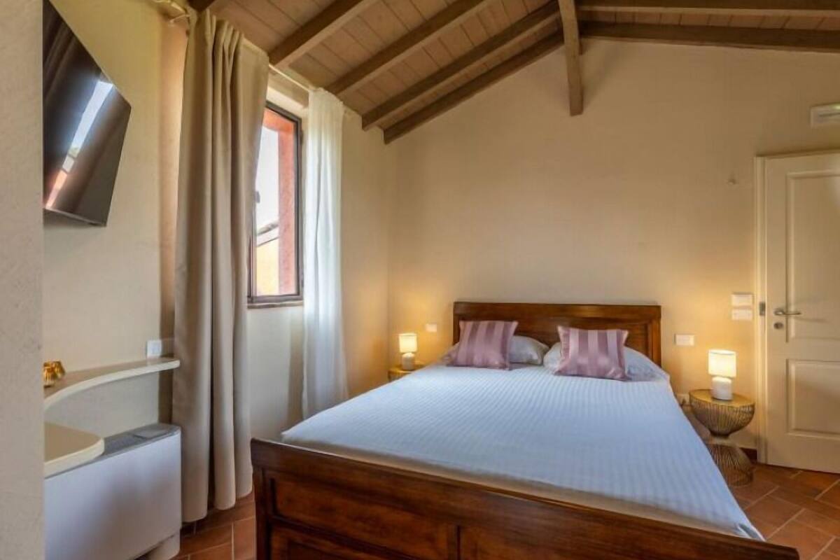 Junior Room | In-room safe, blackout drapes, free WiFi