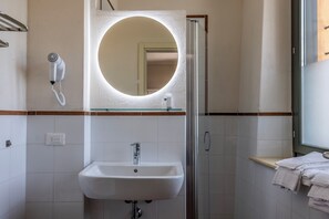 クラシック ダブルルーム | セーフティボックス (室内)、遮光カーテン、WiFi (無料)