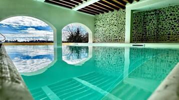 Piscine couverte, piscine extérieure, chaises longues