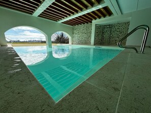 Innenpool, Außenpool, Liegestühle