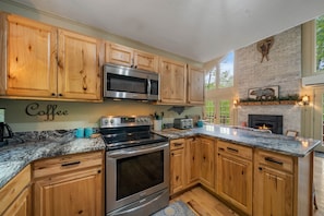 Fridge, microwave, oven, stovetop - Charming Modern Cabin (Beech Mountain)
