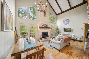 TV, fireplace, foosball, books - Charming Modern Cabin (Beech Mountain)