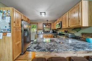 Fridge, microwave, oven, stovetop - Charming Modern Cabin (Beech Mountain)
