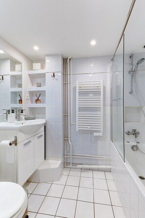 City Apartment, 1 Bedroom, Non Smoking | Bathroom