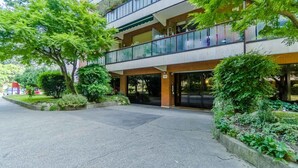 A multi-story building with a glass entrance, surrounded by greenery and a paved driveway. - GuestHost - Cozy apartment of about 80 sqm, able to accommodate up to 5 people, located on the fourth floor of a building with a lift.The property is located in a residential neighborhood of Turin, in an area full of all comforts and well connected to th (Turin)