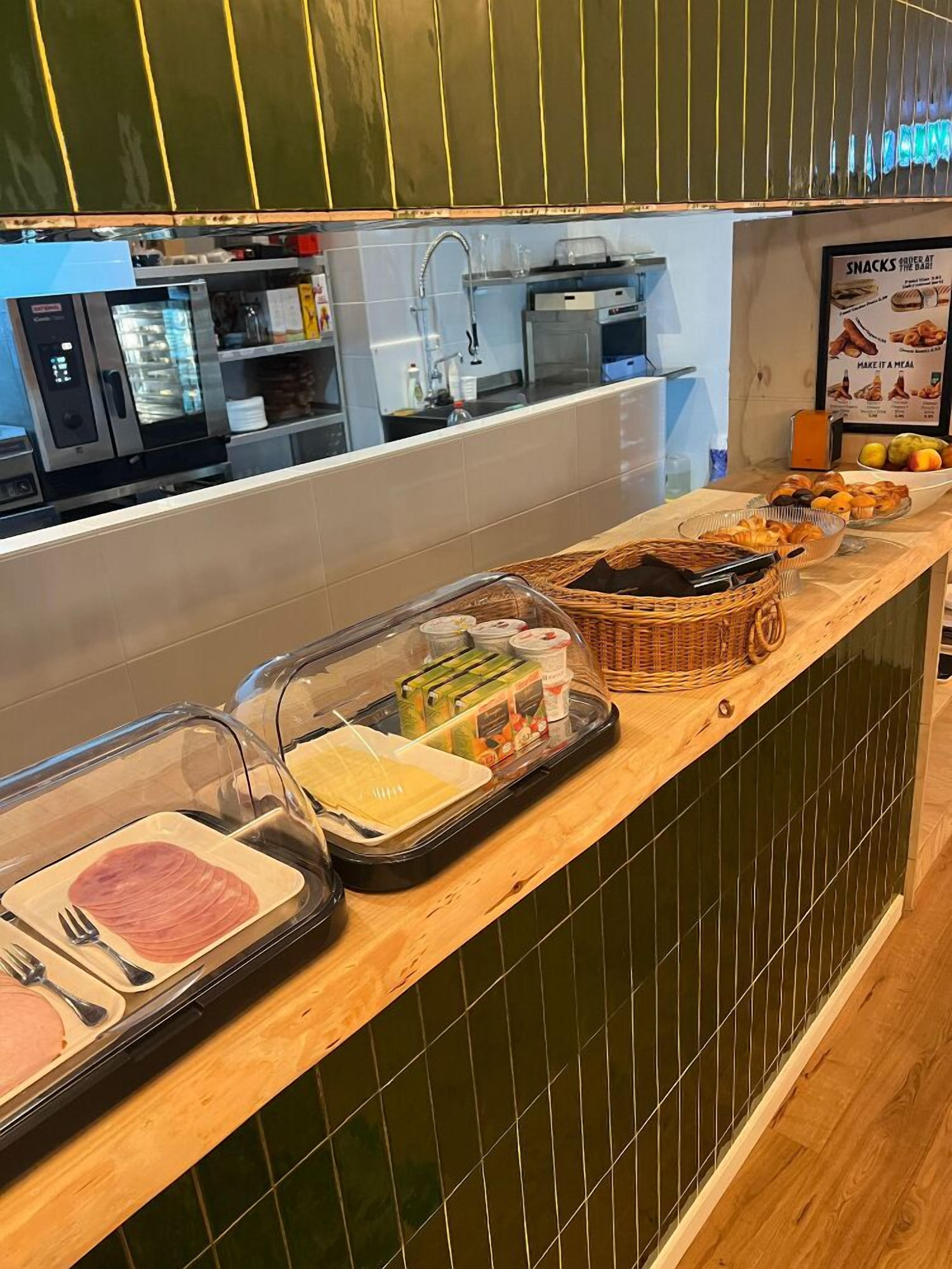 Petit déjeuner en libre-service servi tous les jours en supplément