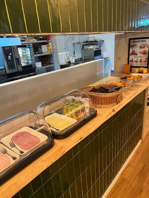 Daily self-serve breakfast for a fee - De Lola Podshotel (The Hague)