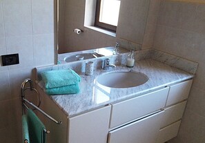 Een douche, een haardroger, een bidet, handdoeken